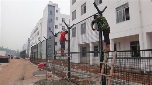 監(jiān)獄隔離網安裝工程雨季施工安全措施